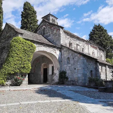 Claudine In Centro Di Verbania * 因特拉