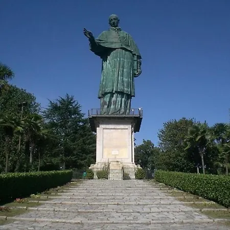 Claudine In Centro Di Verbania * 因特拉